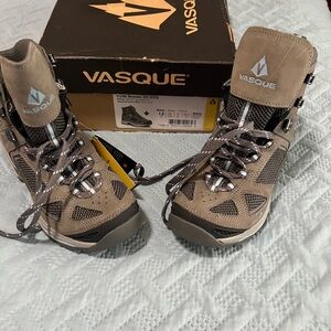 Women hiking boots water proof size 7/12 color grey and black, new in box